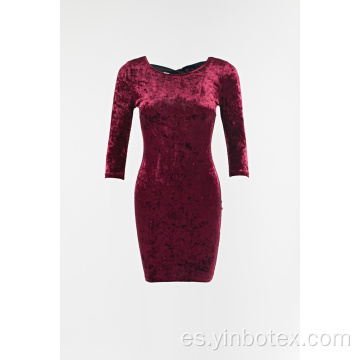 Vestido de terciopelo para mujer con espalda descubierta.